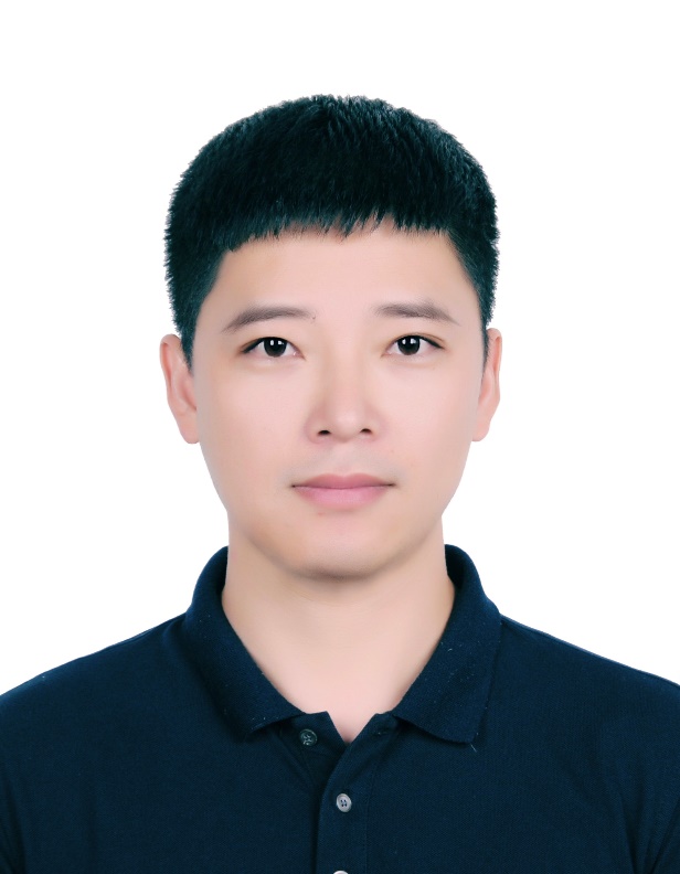 穿着蓝色衬衫的男孩描述已自动生成 穿着蓝色衬衫的男孩描述已自动生成